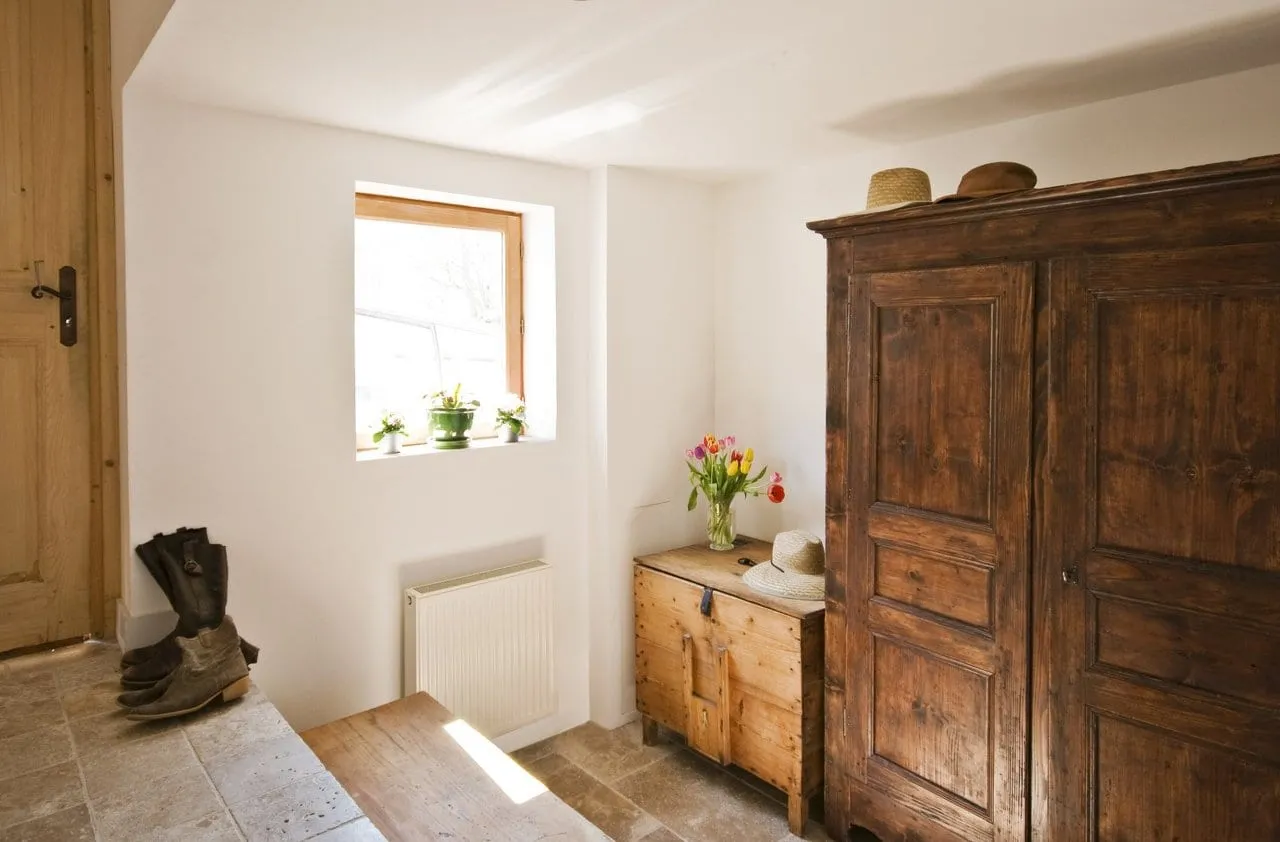 Le hall d’entrée, murs en pierre et sol en bois