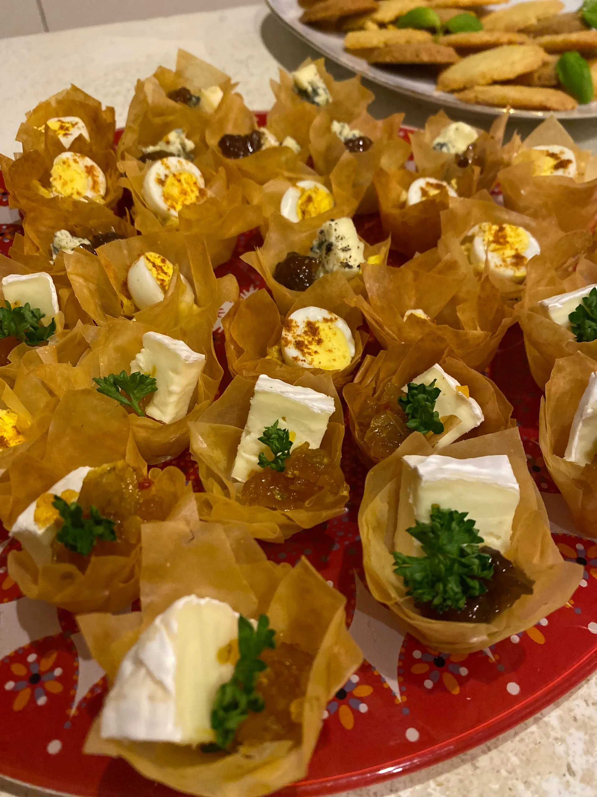Des bouchées en pâte filo garnies de brie, de bleu, d’œuf et de chutney