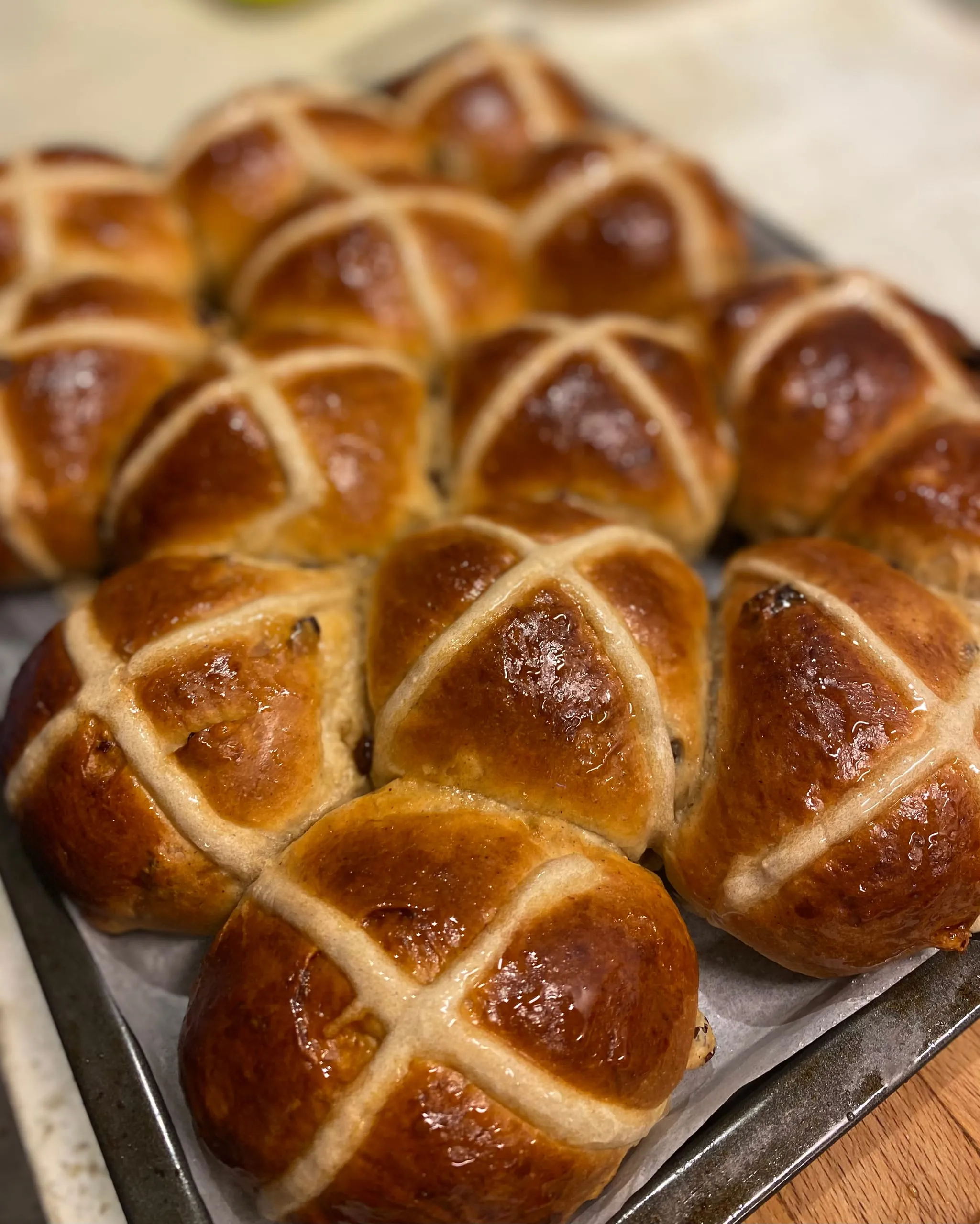 Une plaque de hot cross buns glacés, tout juste sortis du four