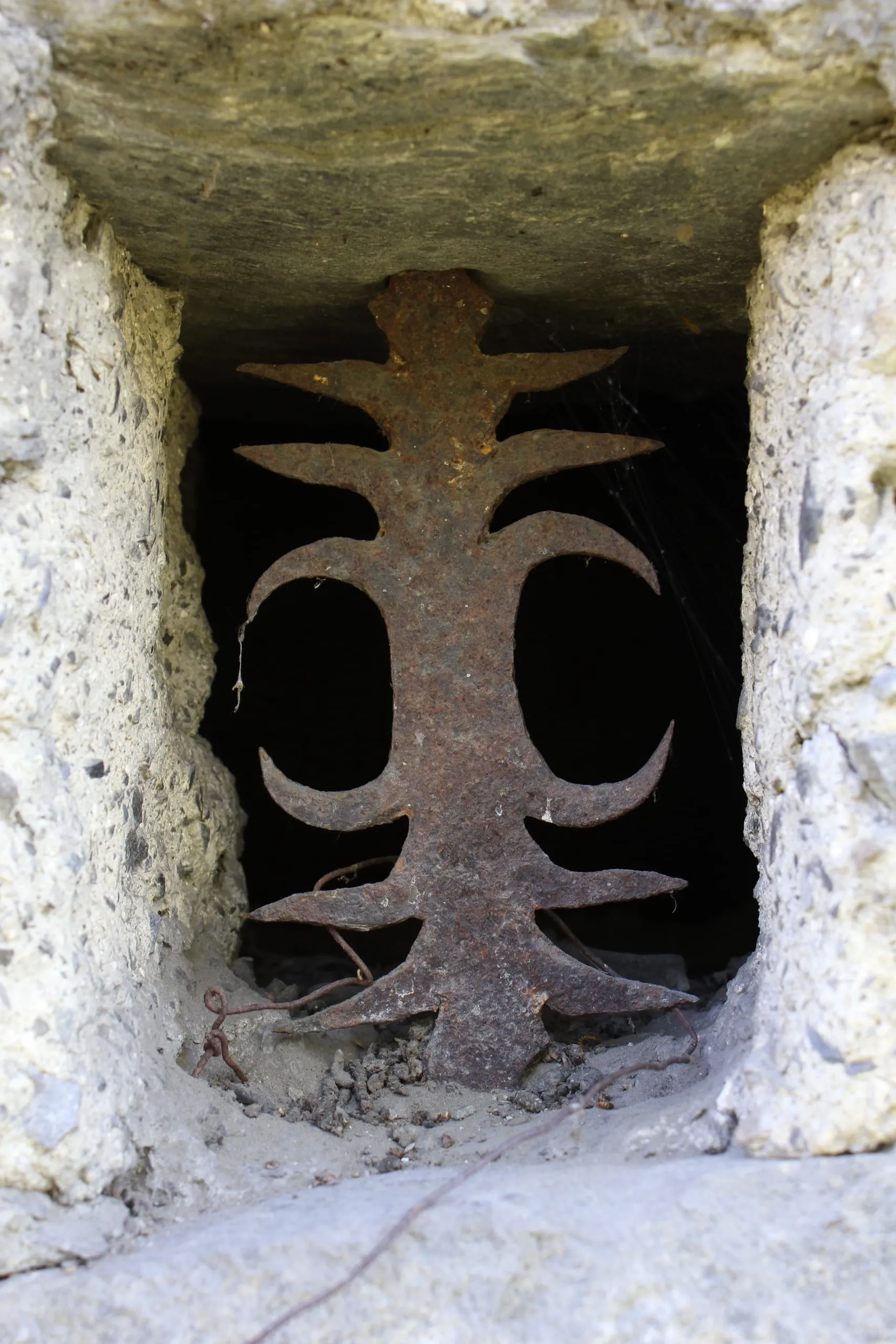 Une petite fenêtre de la chapelle du village
