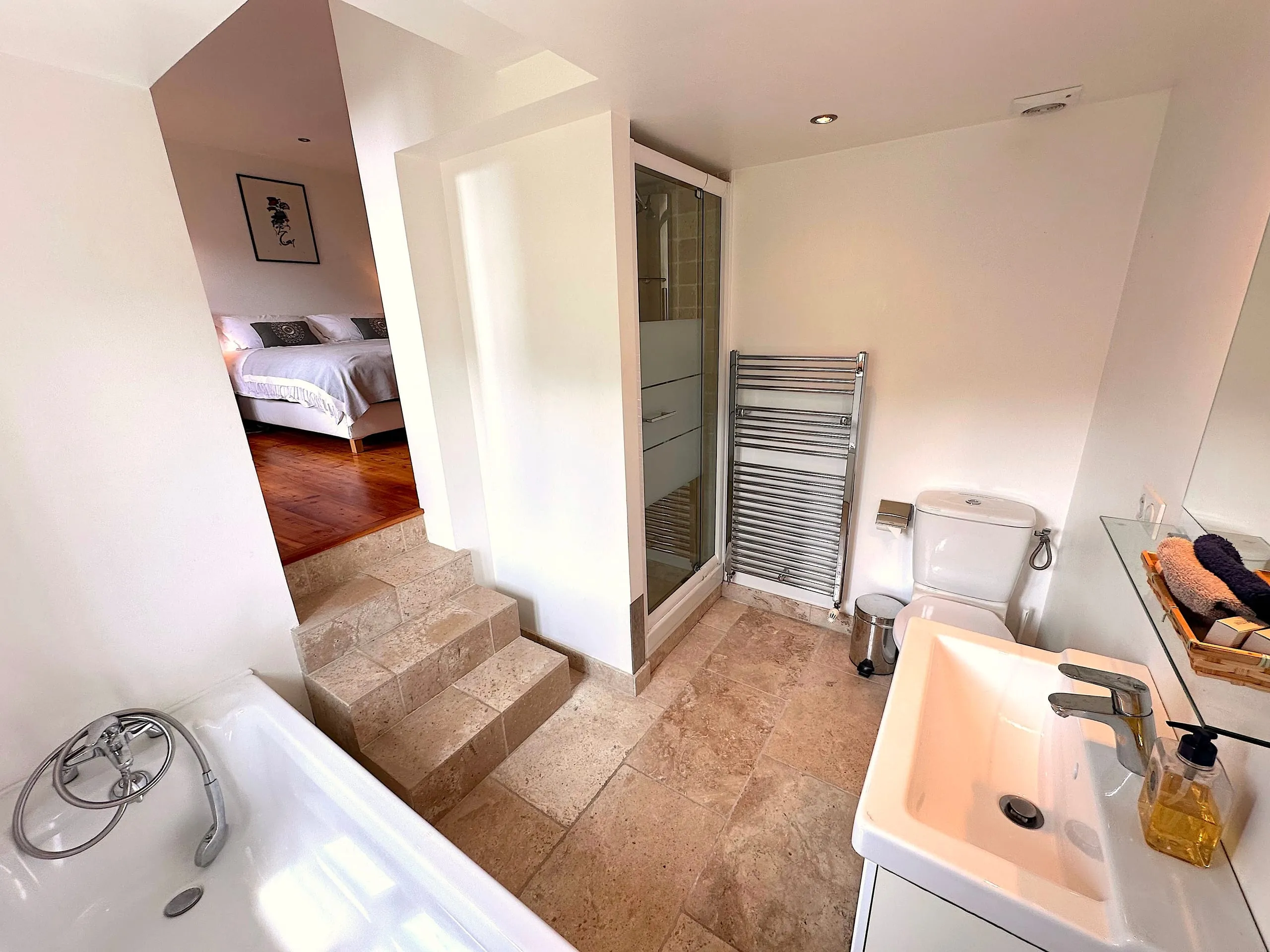 La salle de bain de la chambre un, avec baignoire et douche séparée
