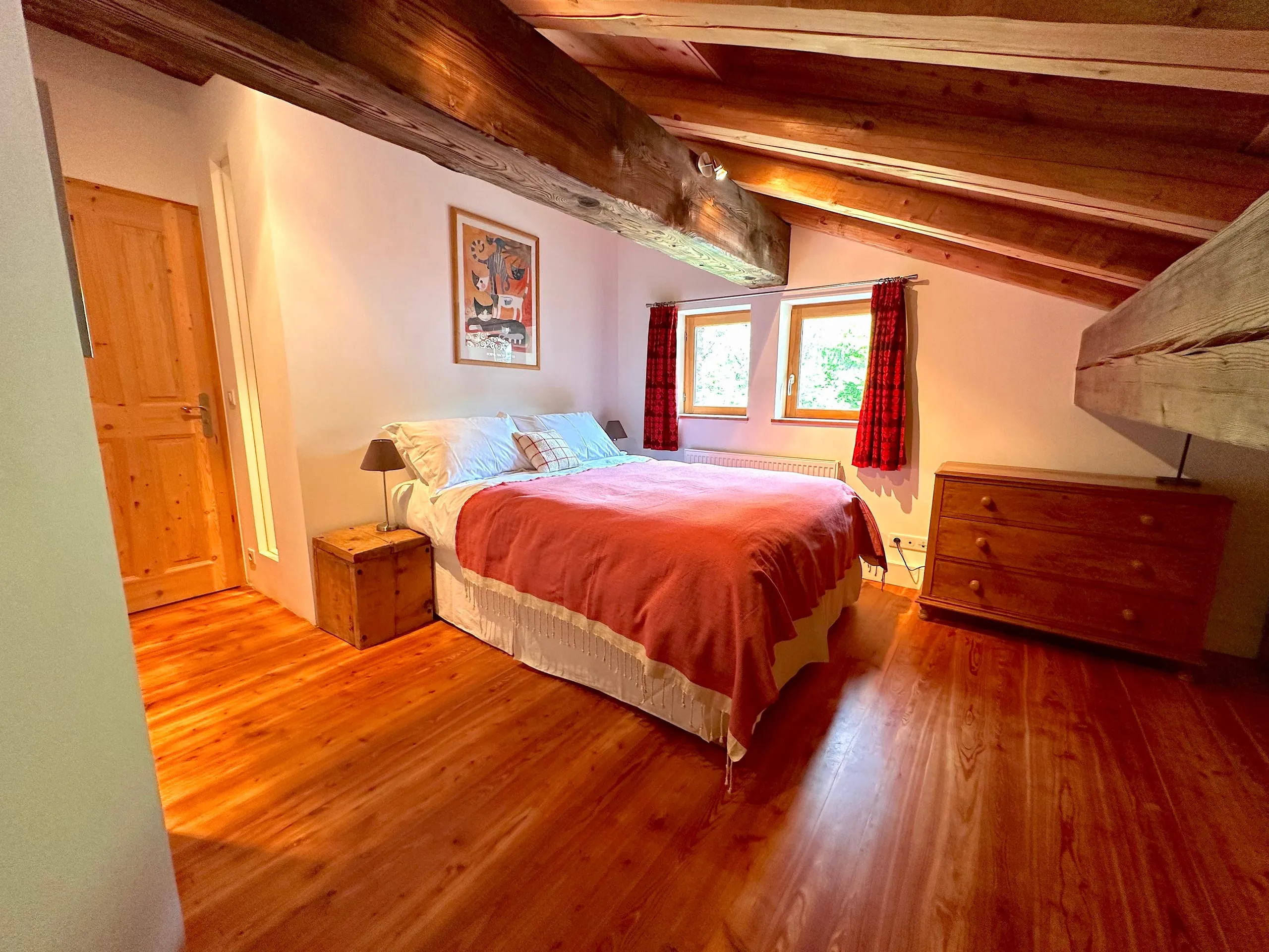La chambre trois, sous les combles, vieilles poutres apparentes