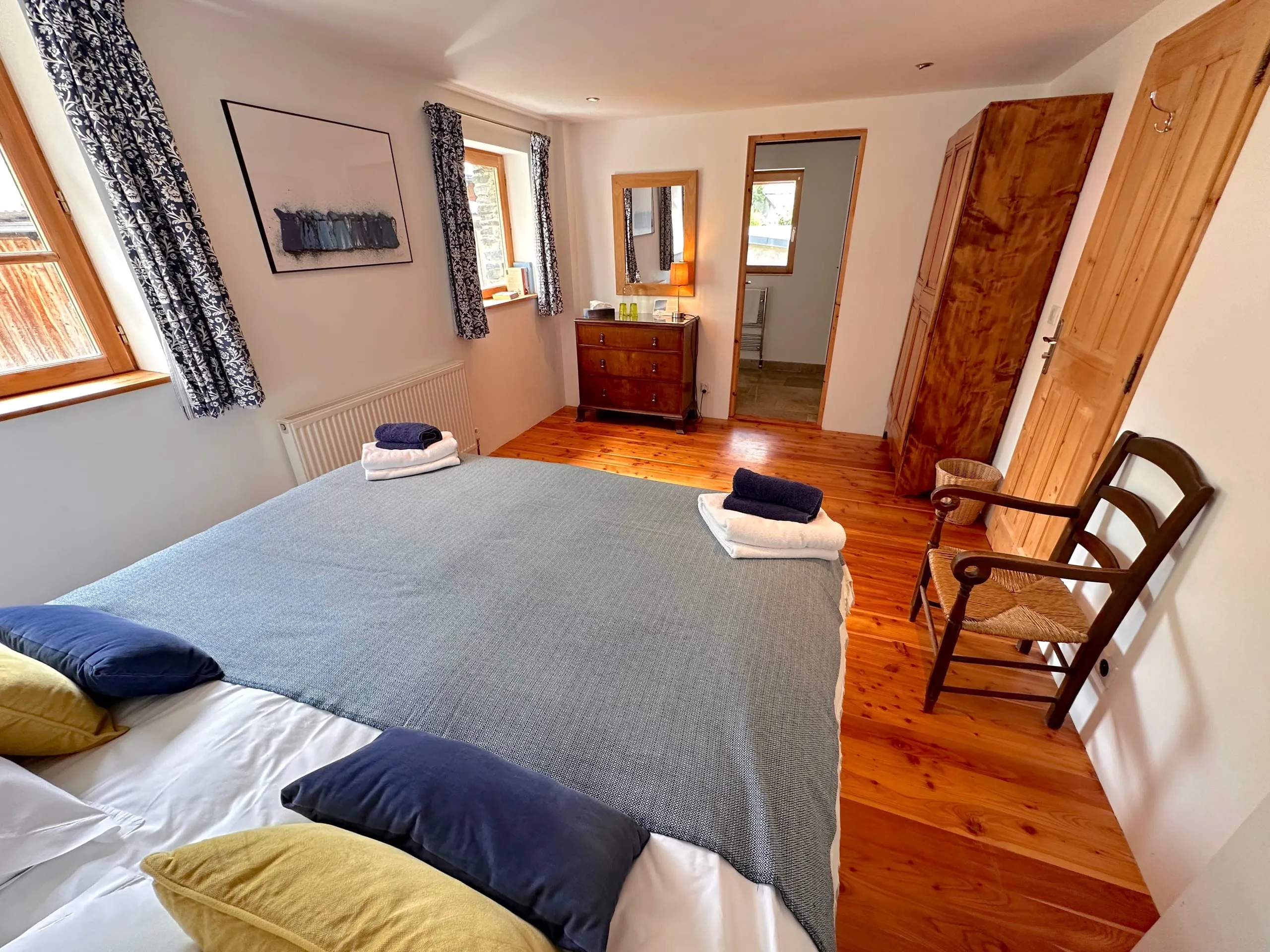 La chambre quatre, la chambre bleue, par-dessus le lit et jusqu’à la porte de sa salle de bain