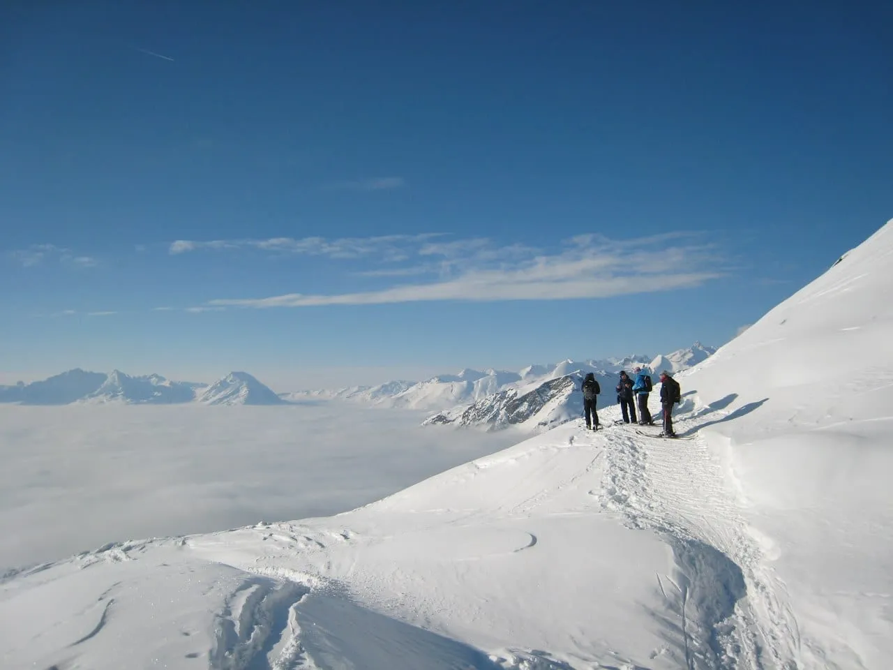 Une mer de nuages remplissant la vallée sous les sommets