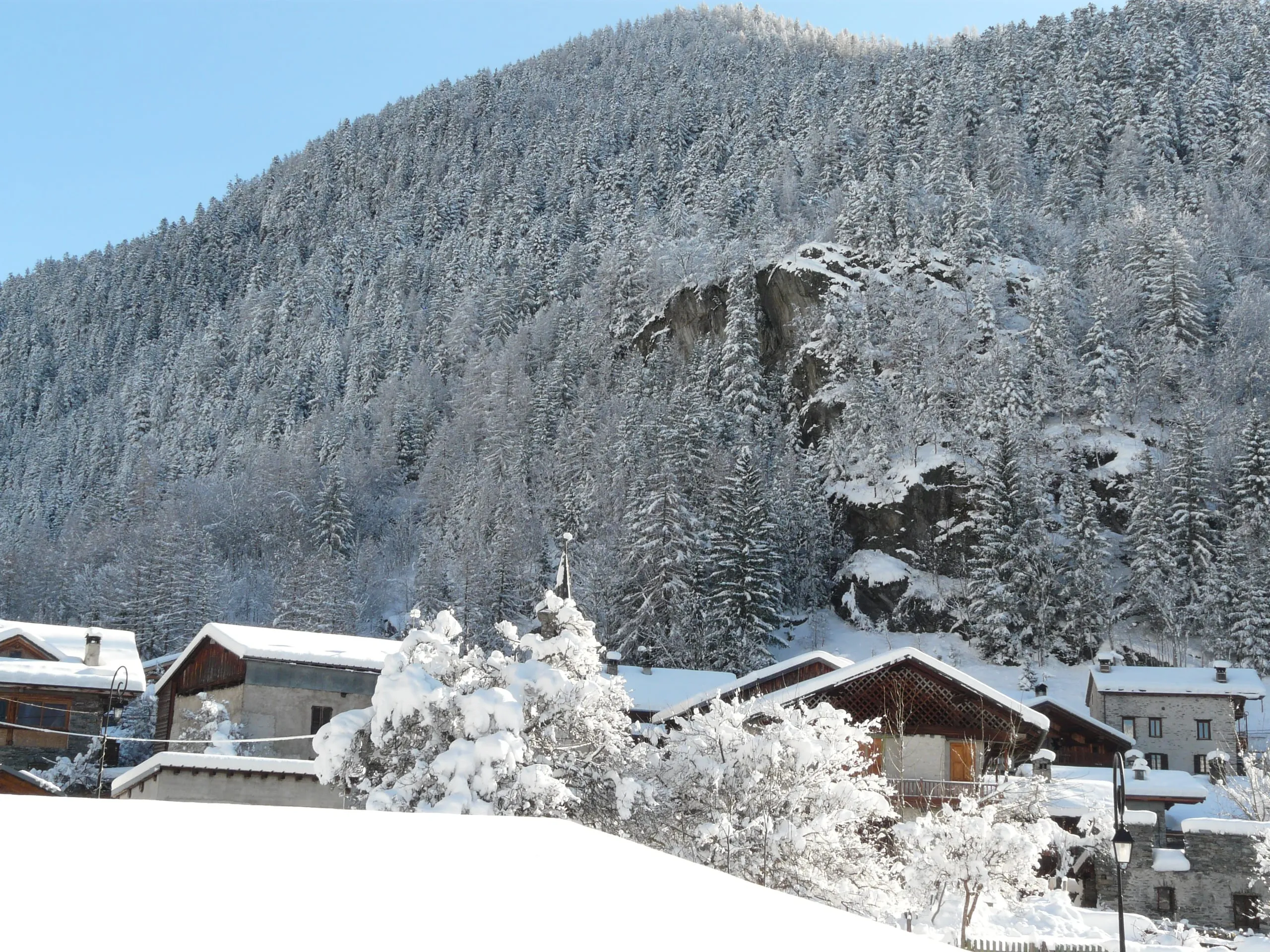 Le hameau de La Masure sous une neige épaisse