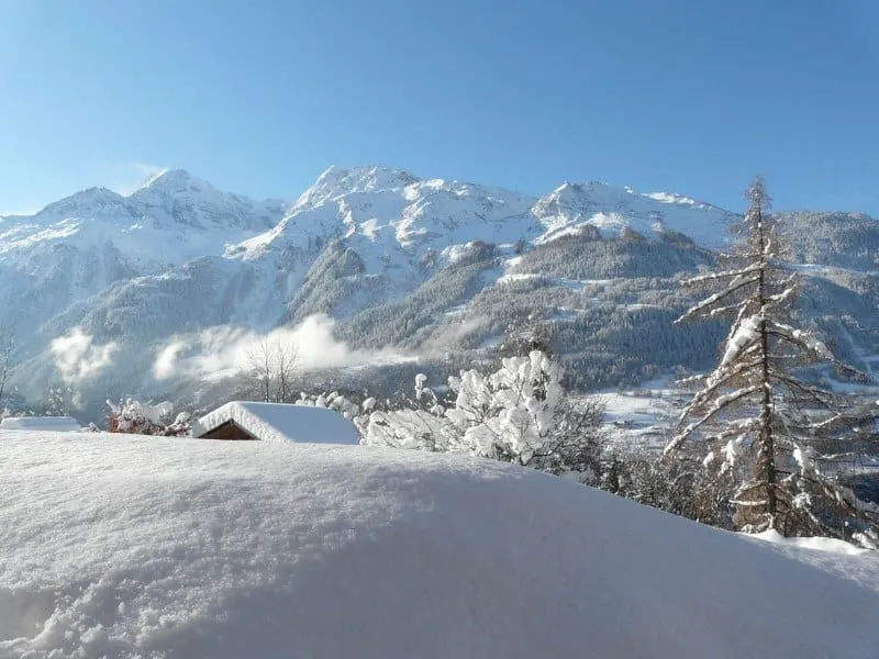 La vue depuis le jardin sur la vallée enneigée