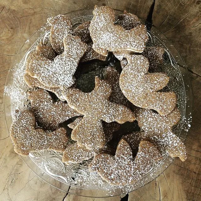 Des biscuits saupoudrés de sucre servis avec le thé de l’après-midi